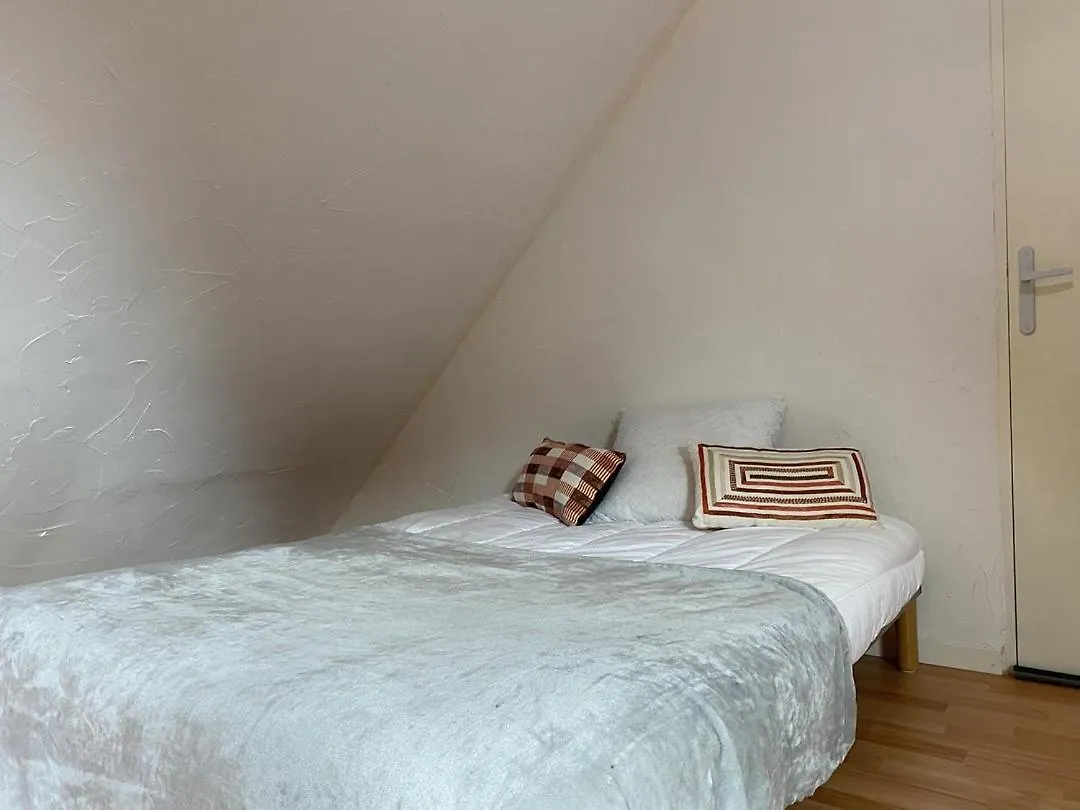 663 - Maison Individuelle Avec Un Exterieur, Situee En Plein Coeur Du Centre-Ville D'Erquy 0*, Erquy