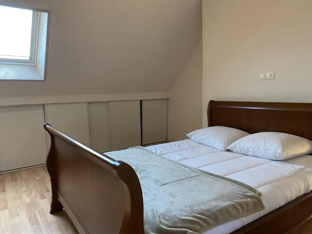 663 - Maison Individuelle Avec Un Exterieur, Situee En Plein Coeur Du Centre-Ville D'Erquy
