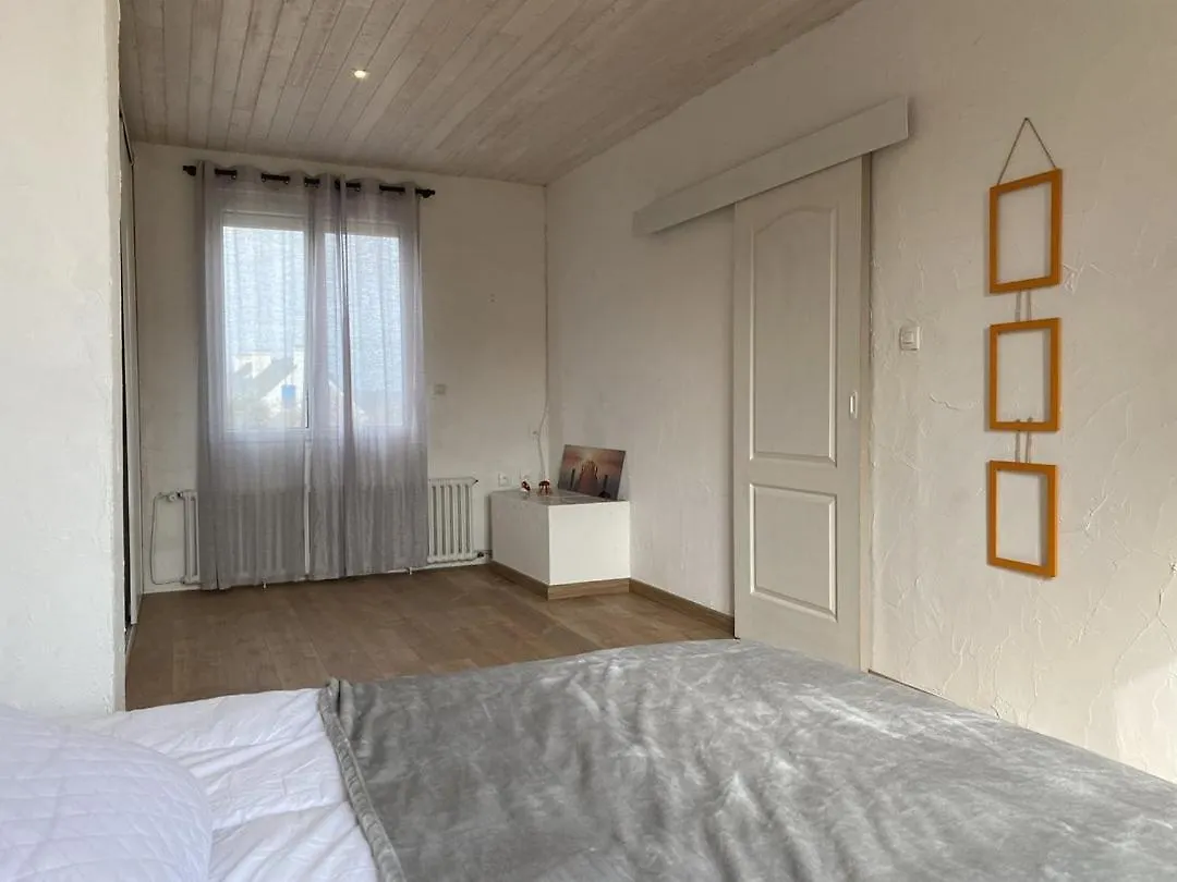 663 - Maison Individuelle Avec Un Exterieur, Situee En Plein Coeur Du Centre-Ville D'Erquy Fransa